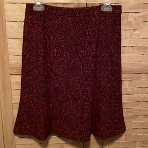 NWOT Loft fully lined polyester/spandex side zip skirt, maroon/black, Size 6